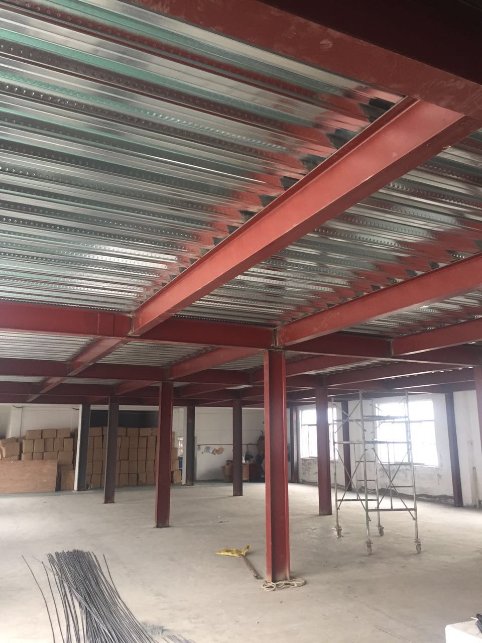 民衡彩鋼樓承板安裝現(xiàn)場